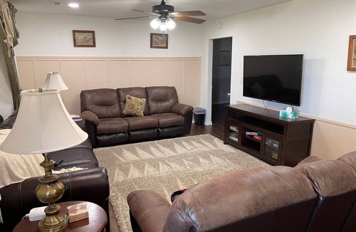 Mountain Grove House | Country Charm! Billiards and Ping Pong Table & Sunroom, Spacious & Sleeps 14!