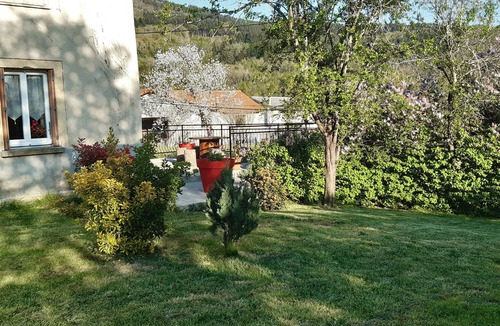 Vollore-Ville House | Country cottage 5 minutes from the lake
