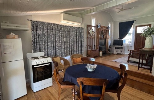 Dubbo East Cottage | Country Cottage at Outback Cellar Dubbo