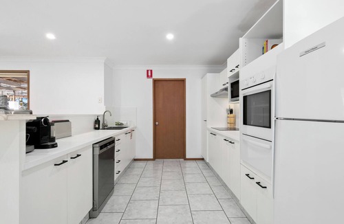 Lovedale House | Country Estate in hunter valley with 23 rooms, 2 heated pools, basketball court