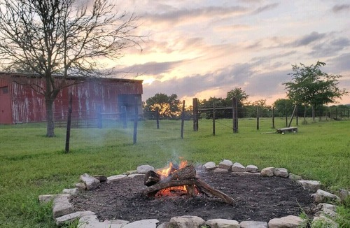 Navasota House | Country Farmhouse close to Texas A&M, wedding venues, & wineries!