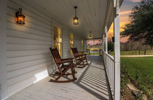 Navasota House | Country Farmhouse close to Texas A&M, wedding venues, & wineries!