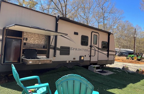Montgomery House | Country Glamping!
