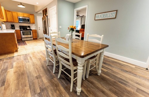 Fall City House | Country Home+ Tiny House: Sleeps 9; with WiFi and AC in adorable Fall City!