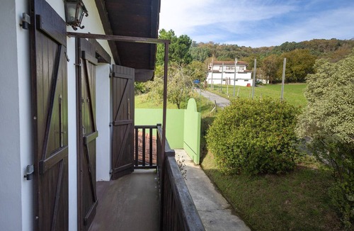 Hondarribia Apartment | Country House 'Artizarra' with Mountain View, Private Terrace and Wi-Fi