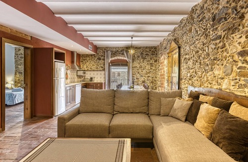 Garriguella House | Country House 'El Torn' with Mountain View, Wi-Fi and Air Conditioning