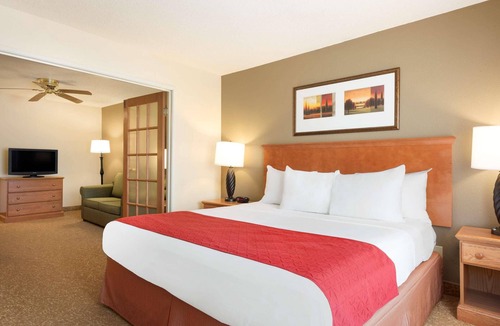 Quad Cities Hotel | Country Inn & Suites by Radisson, Davenport - Quad Cities