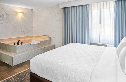 Muskegon Hotel | Country Inn & Suites by Radisson, Muskegon, MI