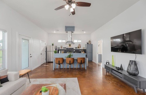 La Grange House | Country Retreat Near Downtown, Winery and Brewery