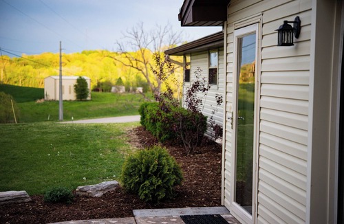 Jackson House | Country Setting & Views - Garage Parking - Fast Wifi