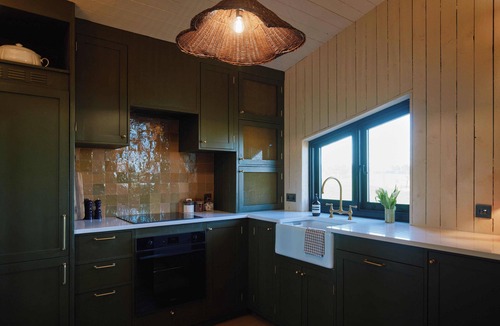 Sutton Bonington Cabin | Countryside Cabin | Sleeps 8 | Hot Tub | BBQ
