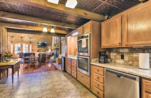 Wheeler Cabin | Countryside Cabin Retreat w/Outdoor Kitchen!
