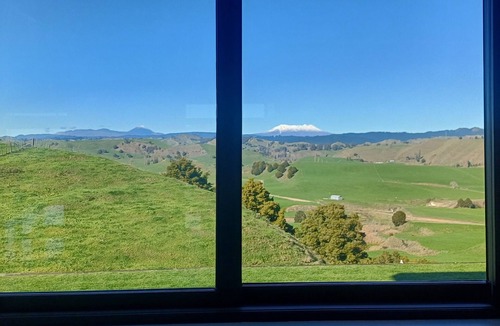 Hikumutu House | Countryside Comforts, beautiful modern house with rural and mountain views!