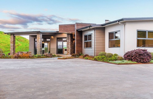 Hikumutu House | Countryside Comforts, beautiful modern house with rural and mountain views!