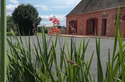 Moitron-sur-Sarthe Cottage | Countryside Retreat: Farm Experience, Modern Comforts, 3 Bedrooms, BBQ, Fishing Pond