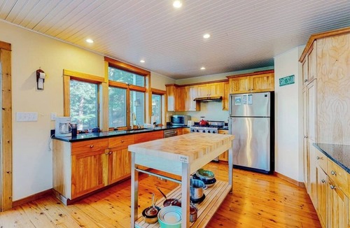 Ludlow Cabin | Countryside, lakefront cabin with kayaks, balcony, & fast WiFi