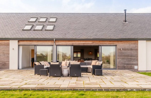 Woodstock House | Countryside Retreat with Outdoor Pool in Oxfordshire