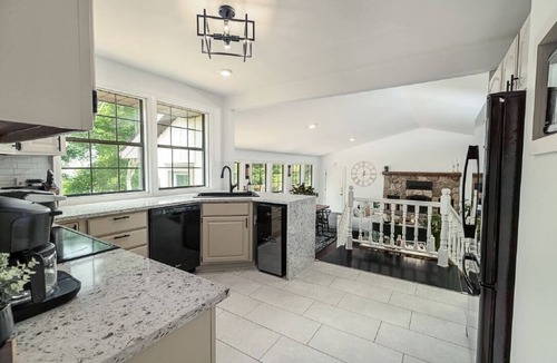 Gilbert Mills House | County gem centrally located w/fireplace & hot tub