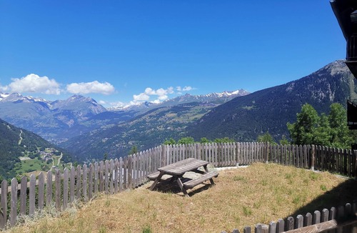 Sainte-Foy-Tarentaise Ski Chalet | Couple's getaway. Large (70m2) 1 bed in Sainte Foy Station.
