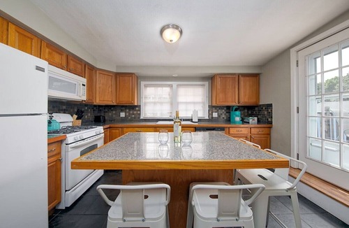 Marblehead Apartment | Couples & Beach lovers Meet your needs here