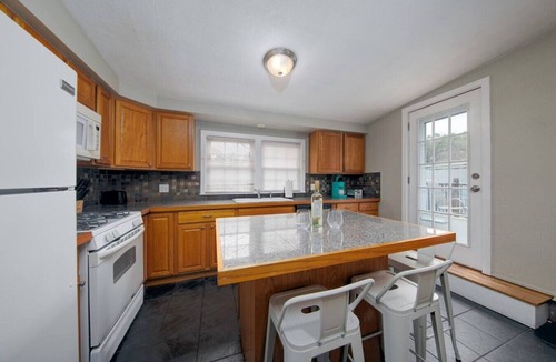 Marblehead Apartment | Couples & Beach lovers Meet your needs here