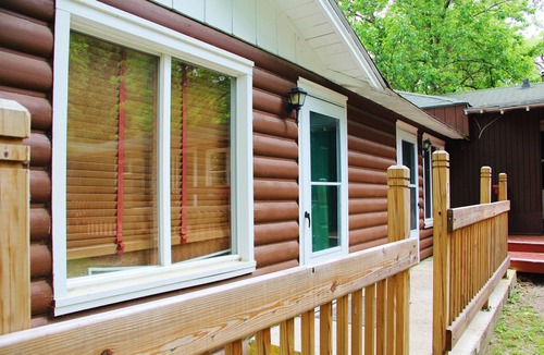 Williams Bay Cabin | “Couples’ Cozy Cabin – King Bed, Walk to Geneva Lake”