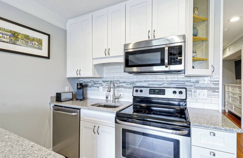 Folly Field Condo | Couples Dream Getaway - Views & Short Distance to Beach - King, Top Flr - A339