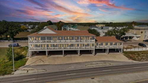 Pass Christian Apartment | Couples Escape - Water View - King Bed - Pets Welcome w/Fee