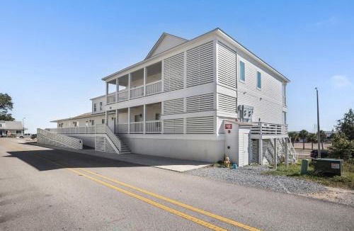 Pass Christian Apartment | Couples Escape - Water View - King Bed - Pets Welcome w/Fee
