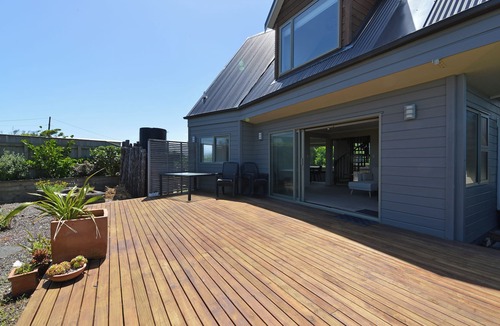 Raumati South House | Couples Getaway At The Beach