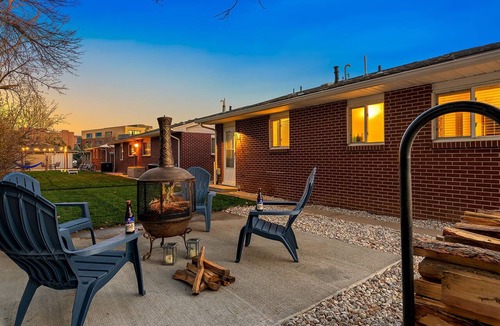 University Acres Condo | Couple’s Getaway | Dog Friendly, Bike to Old Town!