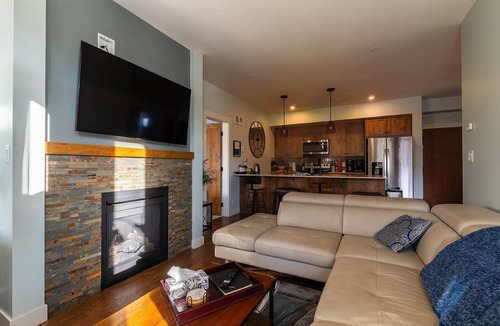 Sun Peaks Condo | Couples Getaway w Hot Tub, Sauna & Massage Chair