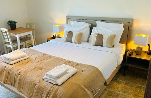 Raphele-les-Arles Bed & Breakfast | Couples getaway with pool and pool house