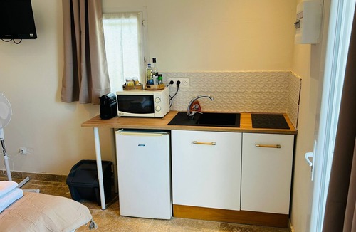 Raphele-les-Arles Bed & Breakfast | Couples getaway with pool and pool house