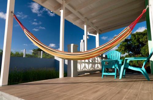 Green Garden Apartment | Couples Hideaway, King Bed- 5 Mins to Beach & Oistins- Golden Teal