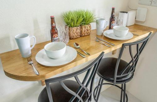 Green Garden Apartment | Couples Hideaway, King Bed- 5 Mins to Beach & Oistins- Golden Teal