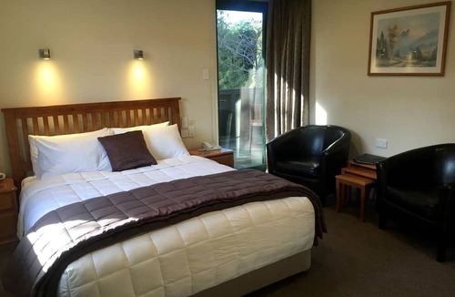 Lake Roxburgh Village Cabin | Couples' Holiday on Lake Roxburgh in Central Otago, New Zealand