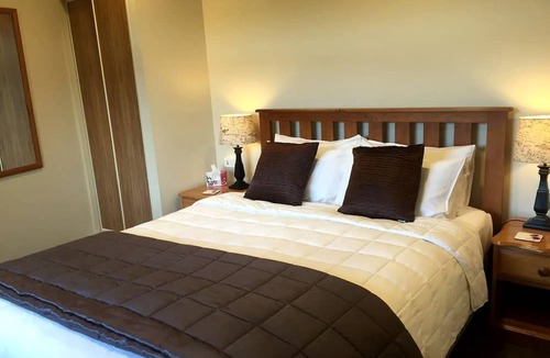 Lake Roxburgh Village Cabin | Couples' Holiday on Lake Roxburgh in Central Otago, New Zealand