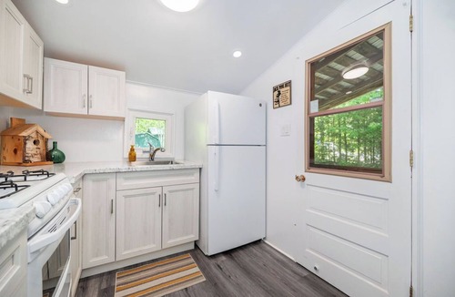 Westmeath Cottage | Couples Nature Retreat – Riverfront Stay with Expansive Private Yard & Hot Tub