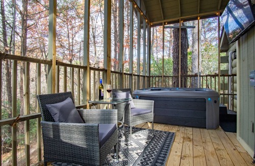 Sautee Nacoochee Cabin | Couples Retreat | Screened Deck, Hot Tub & Outdoor TV · Sautee Nacoochee, GA