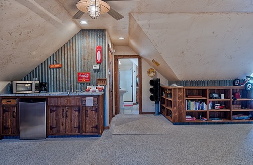 Three Rivers Apartment | Couples Retreat at The Sequoia Charm Suite w/River Access- 5 Minutes to Sequoia!