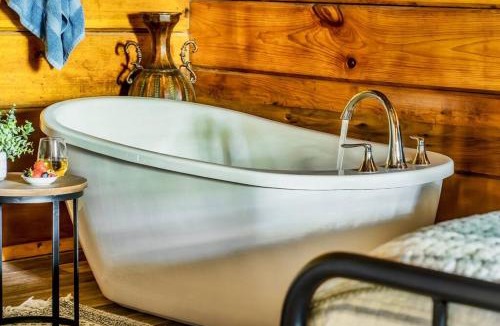 Pigeon Forge House | Couples retreat *location*hot tub*fire pit*