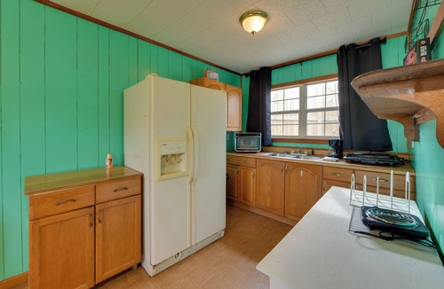 Fort Gaines Apartment | Couple’s Retreat w/Dock Access on Lake Eufaula!