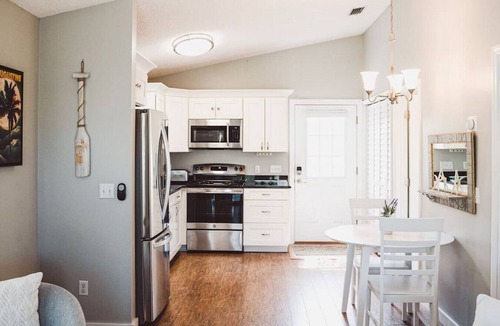 St. Augustine Beach Apartment | Couples Tropical Getaway- Sun kissed stays!