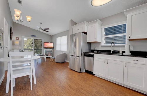 St. Augustine Beach Apartment | Couples Tropical Getaway- Sun kissed stays!