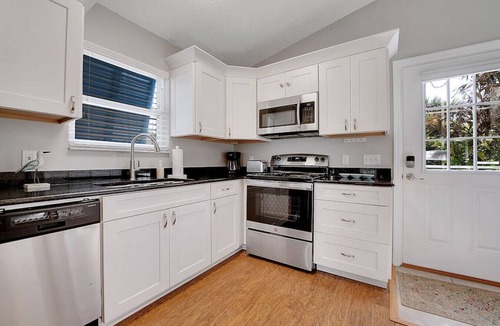 St. Augustine Beach Apartment | Couples Tropical Getaway- Sun kissed stays!