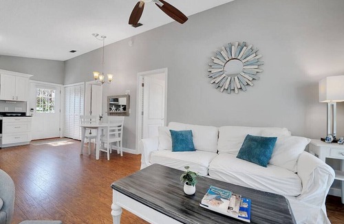 St. Augustine Beach Apartment | Couples Tropical Getaway- Sun kissed stays!