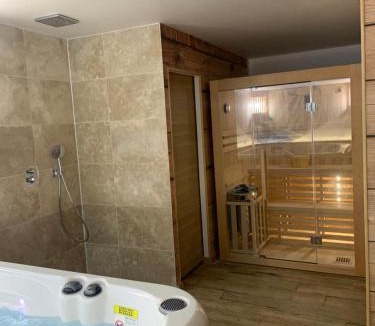 Annemasse Hotel | Courchevel Room avec jacuzzi et sauna privatif