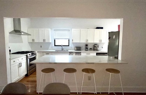 Marfa House | Courthouse Corner - Beautiful adobe, pet friendly