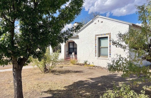 Marfa House | Courthouse Corner - Beautiful adobe, pet friendly